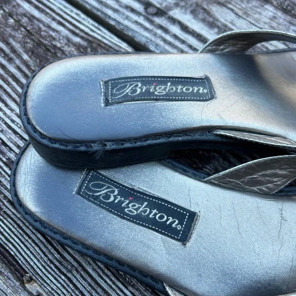 Brighton Alice thong sandals metallic leather wit heart size 7 flip flop shoes